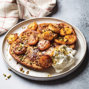 French toasts with caramelized banana and pistachios.